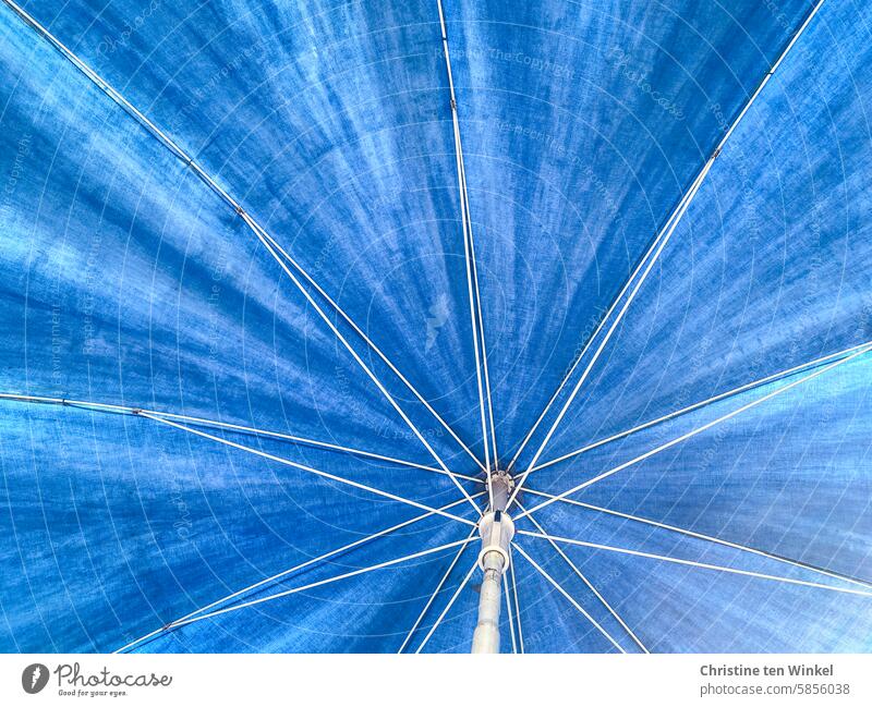 Lieblingsfarbe Blau Sonnenschirm Sonnenschutz UV-Belastung Sommer Schutz Strukturen & Formen blau Gestänge Streben aufgespannt schattenspendend Schattenspender
