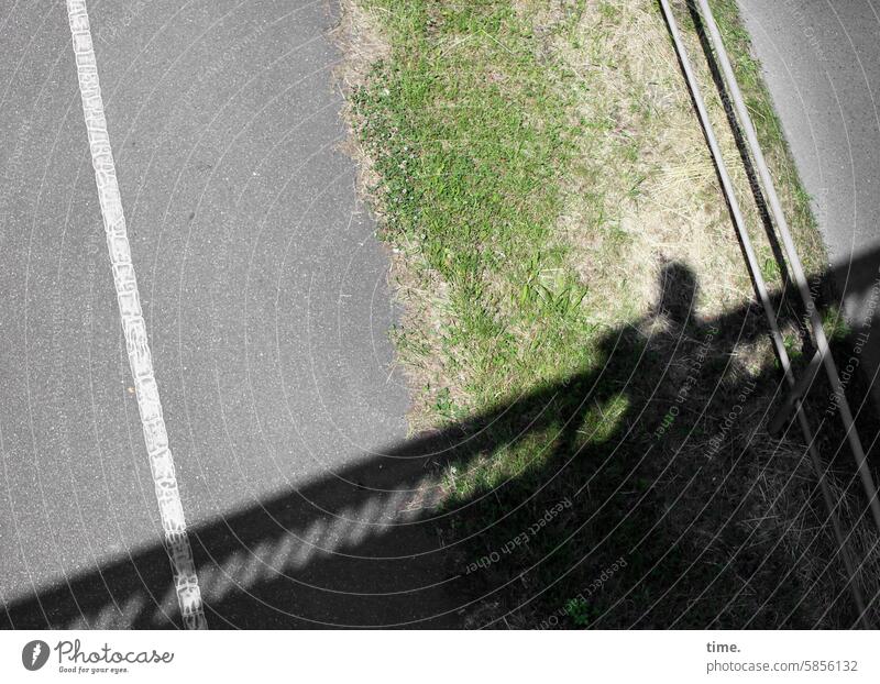 Lost Land Love IV - Brückenfoto Straße Schatten Mittelstreifen Verkehrwege Brückengeländer Asphalt oben Silhouette sonnig fotografieren