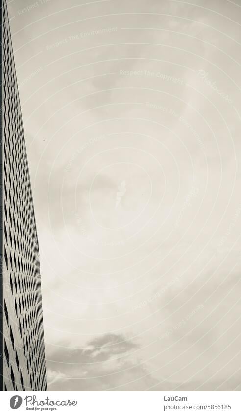 UT Leipzig - heiter bis wolkig | Fensterfront Fassade Himmel Wolken Schwarzweißfoto schwarzweiß Schwarzweißfotografie Schwarzweißbild Architektur