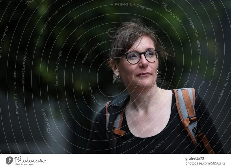 UT Leipzig - heiter bis wolkig | Junge Frau mit Rucksack unterwegs auf Reisen Porträt brünett Brille auf Achse Städtereise Erwachsene Außenaufnahme natürlich