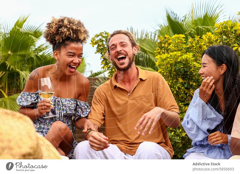 Verschiedene Freunde lachen und genießen eine Dachterrassenparty Party trinken Freude Gespräch Freizeit Kaukasier Afroamerikaner asiatisch Frau Mann Lächeln