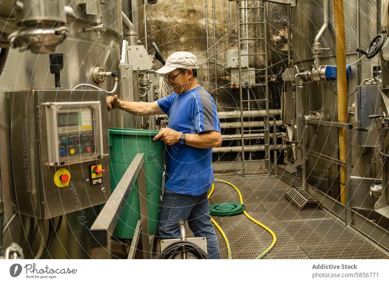 Winzer, der die Gärtanks überwacht Arbeiter Weingut Fermentation Tank Herstellung industriell Gerät rostfrei Stahl Anpassung Alkohol Inszenierung Keller