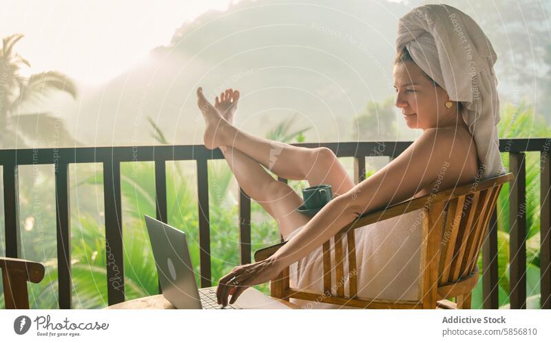 Entspannter Morgen mit Laptop auf dem tropischen Balkon Frau Kaffee Erholung Grün friedlich Arbeit Freizeit Handtuch im Freien Natur Technik & Technologie