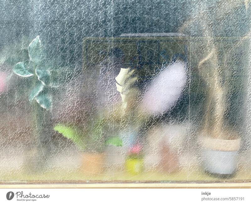 in deutschen Wohnzimmern Fenster Farbfoto Fensterbank Milchglas Durchblick Strujtur privat Menschenleer Glas Fensterscheibe Glasscheibe Strukturen & Formen