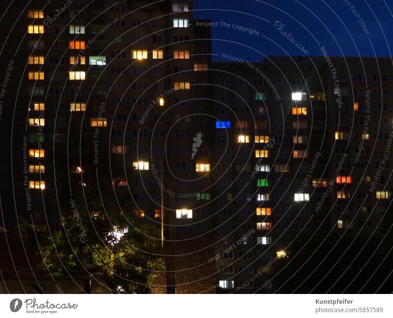 Großstadtlichter - in verschiedenen Farben leuchtende Hochhausfenster bei Nacht. nacht dunkel nachts Nachtlichter beleuchtet Neubaublock hochhaus plattenbau