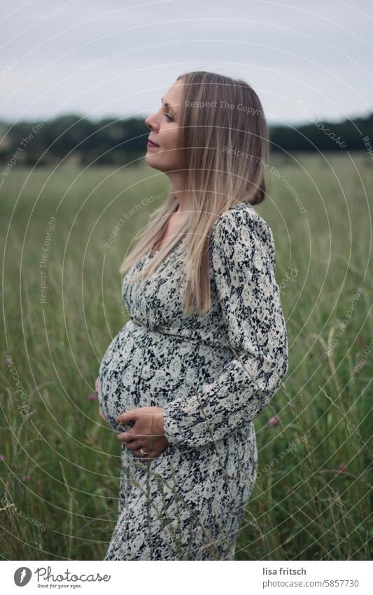 FRAU - SCHWANGER - GRÜN Frau 30 bis 40 Jahre lange Haare blond elegant schwanger Schwangerschaft schwangere Frau Erwachsene weiblich Seitenansicht Babybauch