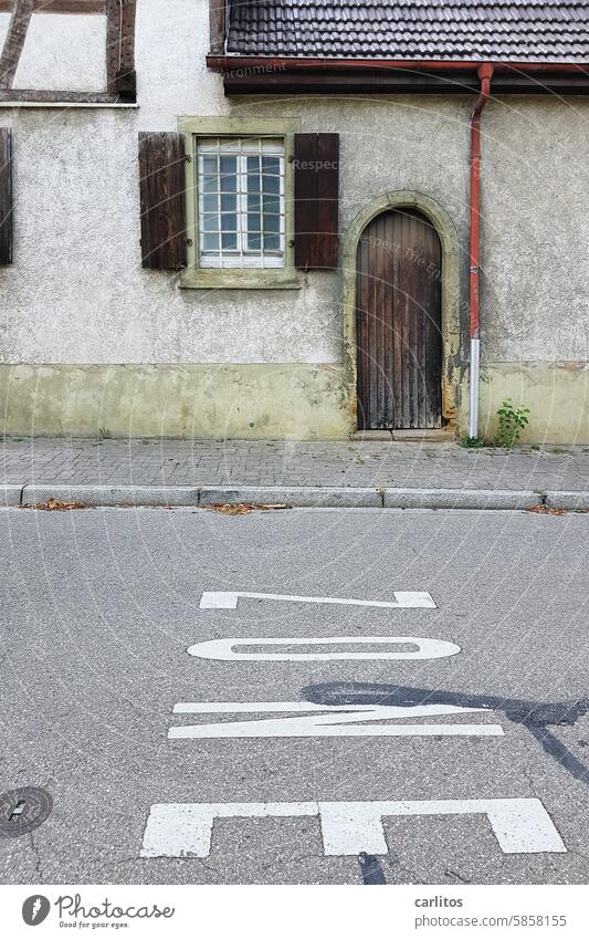 Zonengrenze Schrift Straße Beschriftung Tempo 30 Zone Verkehr Straßenverkehr Schilder & Markierungen Sicherheit Geschwindigkeit Autofahren Verkehrssicherheit