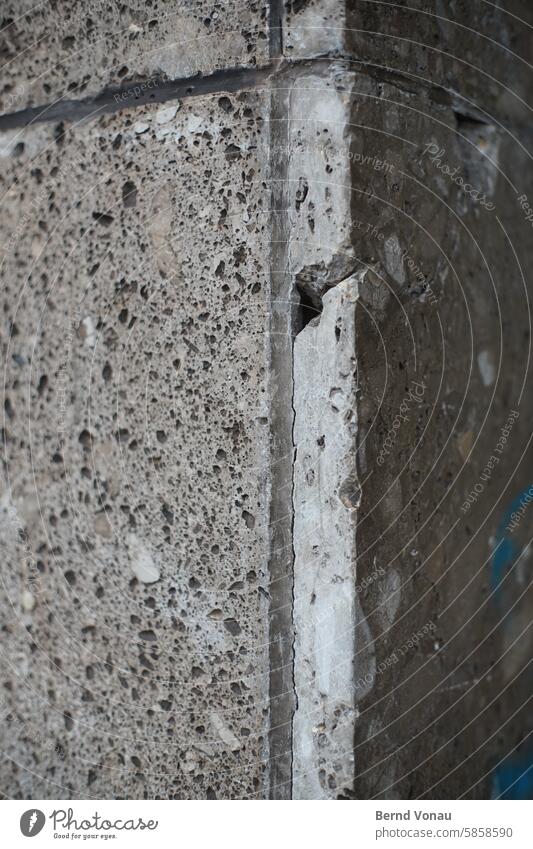 Kante Strukturen & Formen Fassade Gebäude Architektur Wand Mauer Bauwerk Haus Außenaufnahme Menschenleer Stadt abstrakt Stein grau Tag Linie Beton Schatten