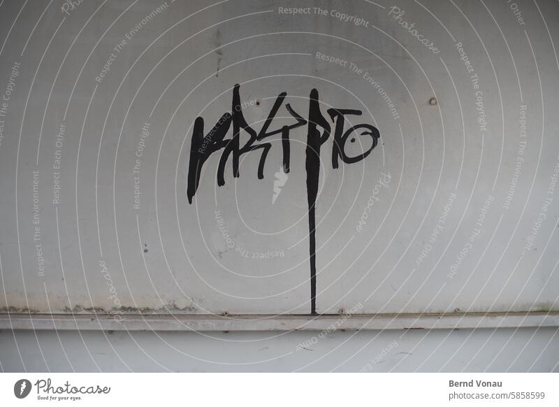 Währungs-Schmiererei Graffiti schwarz Tropfen Farbe Wand Kryptowährung Grafitto grau urban Geld Mode Tageslicht Wandfarbe Rost Metall Lack Marker hektisch