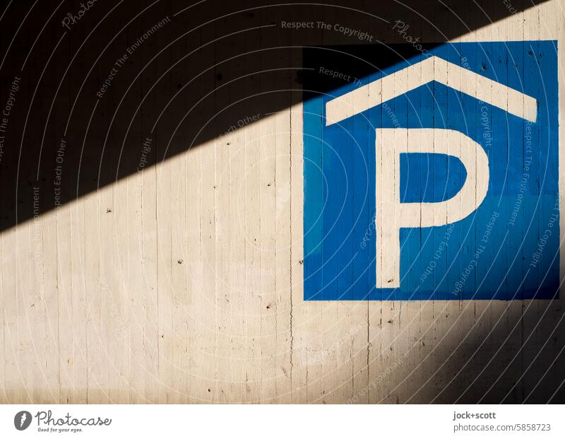 Zeichen 314-50 für Parkhaus mit Licht und Schatten Mehrstöckiges Parkhaus Schilder & Markierungen Wand Sonnenlicht Hintergrund neutral parken Hinweis Piktogramm