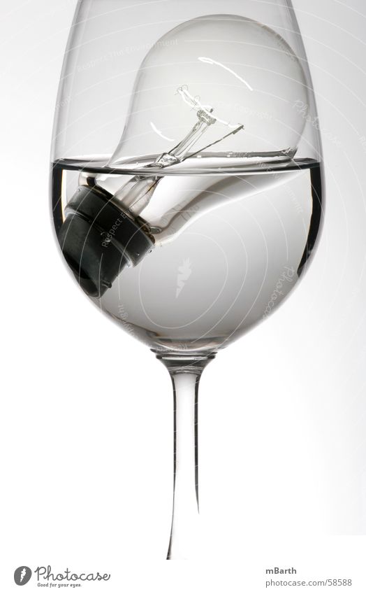 Wasserfest filigran zerbrechlich teuer Flüssigkeit nass feucht durchsichtig weiß rein Glühbirne glühen Elektrizität elektrisch Weinglas einfach kalt gefangen