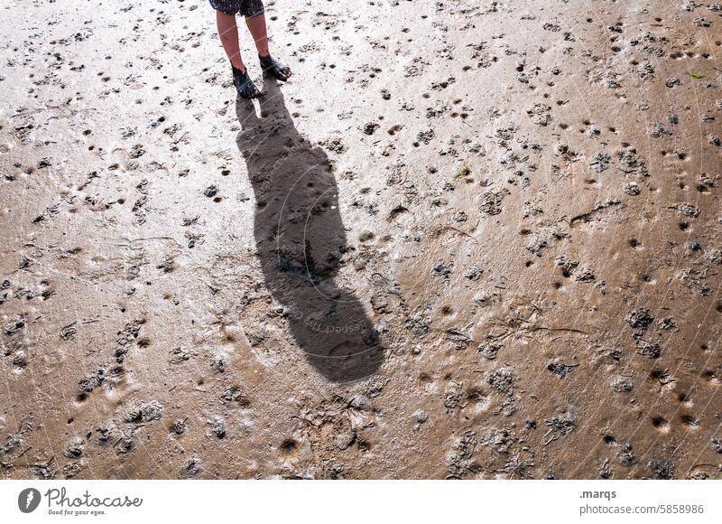 Kind im Watt Schatten Wattenmeer Meer Strand Sand Sonne Ferien & Urlaub & Reisen Licht Sommer Nordsee Ebbe Spuren Küste Schlick Wattwandern Gezeiten Umwelt