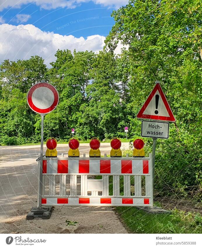 Zufahrt gesperrt - Absperrgitter und Warhinweisschild - Hochwasser! keine Durchfahrt Hinweisschild Achtung Hochwasser! Blicklichter Absperrung Straßensperre