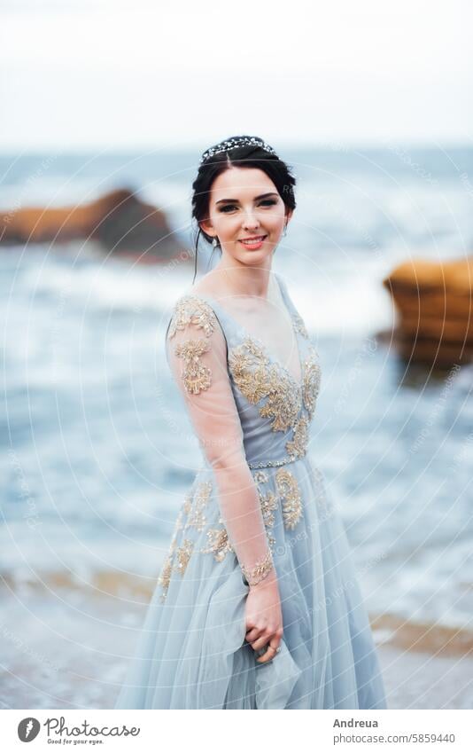 Braut in einem blauen, leichten Kleid am Meer entlang Erwachsener Strand schön Schönheit Küste Farbe Konzept Paar Frau Freiheit Mädchen striegeln Hände