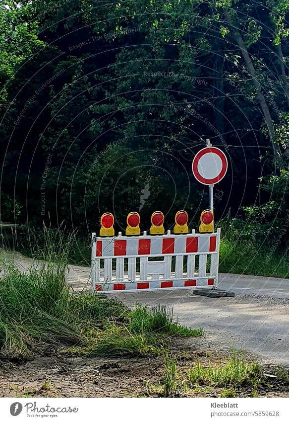 Zufahrt gesperrt - kein Durchkommen - Absperrgitter mit Leuchtlampen Schilder & Markierungen Gitter Sicherheit Barriere Absperrung Verbote Zäune Warnschild