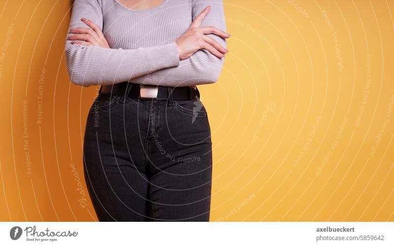 Mittelteil einer Frau in engen schwarzen Jeans tragend Jeanshose cameltoe Gesundheit der Frauen Mode Person jung Erwachsener Kaukasier Menstruation Körper