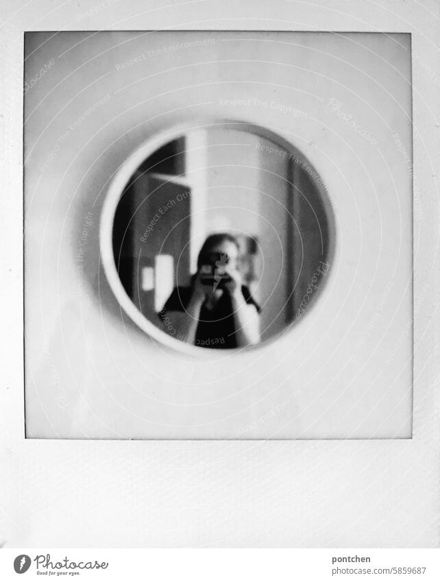 schwarz-weiß polaroid. spiegelselfie mit kamera frau rund selbstliebe Porträt Spiegelbild Innenaufnahme zimmer vintage inneneinrichtung tür