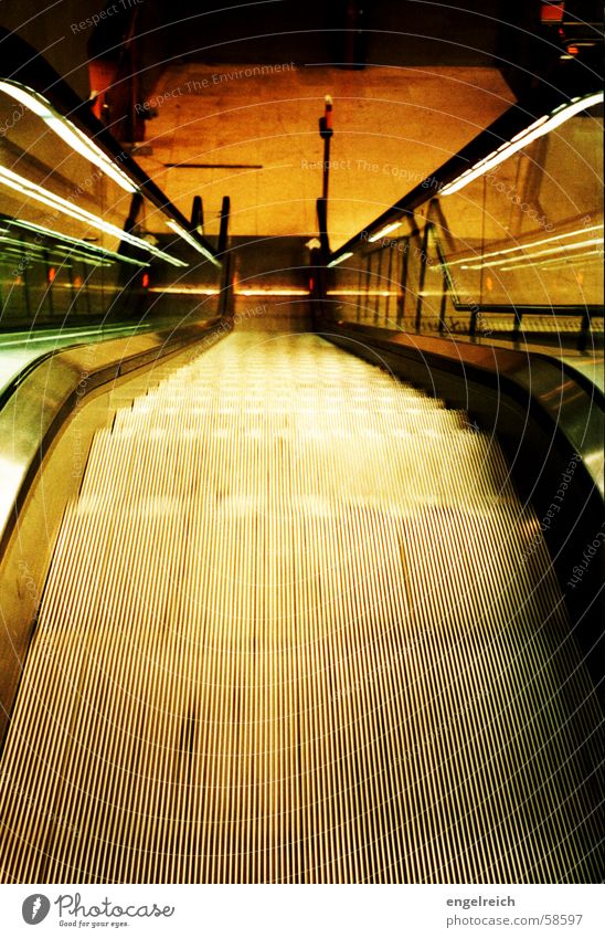 Rolltreppe an der U-Bahn fahren abwärts Nacht Stimmung kalt Blick nach unten Licht Potsdamer Platz Bewegung
