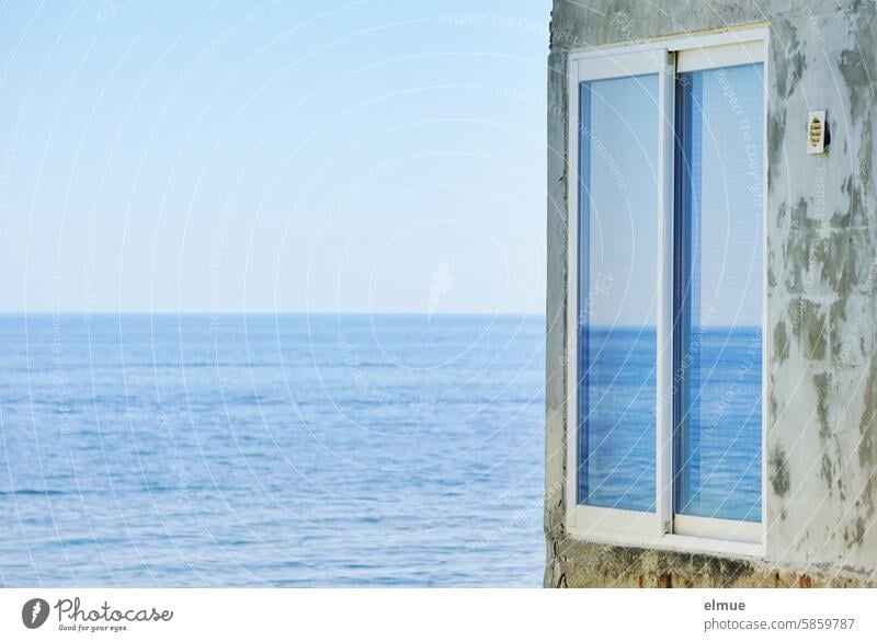 verschlossen I Blick aufs Meer und auf ein Fenster, indem sich das Meer spiegelt Spiegelung blau Wasser Mittelmeer wohnen Ferien & Urlaub & Reisen Korsika
