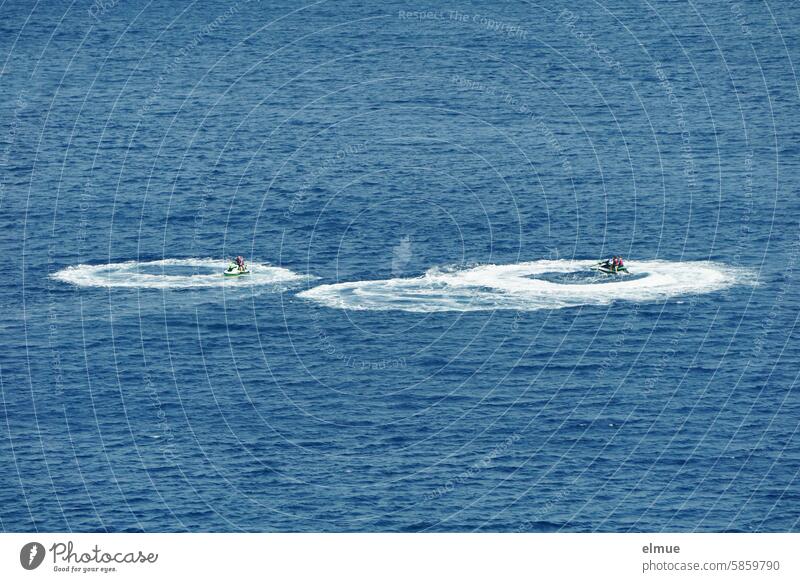 Sternzeichen - Wassermann I zwei Jetskifahrer drehen Runden im Mittelmeer Jetski fahren Jet-Ski Wassermotorrad Wasserfahrzeug Spaß haben Wasserstrahlantrieb