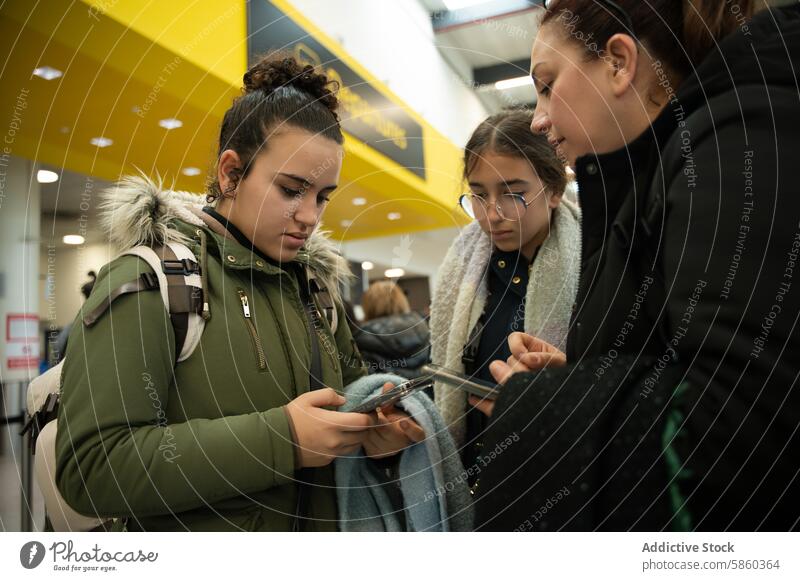 Familie engagiert sich für Technologie in London Mutter Tochter Smartphone Technik & Technologie im Innenbereich Frau Frauen Mädchen Telefon digital Handy Gerät