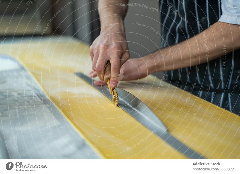 Handwerker schneiden frischen Nudelteig von Hand Kunstgewerbler Schneiden Spätzle Teigwaren Kutter Schot traditionell Nahaufnahme kulinarisch Vorbereitung