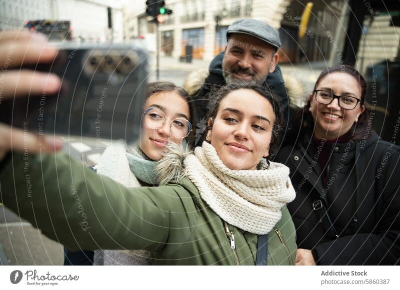 Mehrgenerationen-Familie macht ein Selfie in London Mehrgenerationenbetrieb Großstadt Lächeln Glück reisen Urlaub im Freien Smartphone Bonden Töchter Freizeit