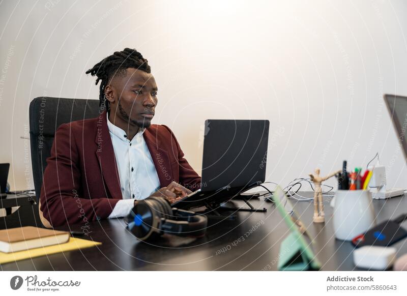 Professioneller Mann arbeitet am Laptop in einem modernen Büro professionell Arbeit Technik & Technologie Business fokussiert Schreibtisch Apparatur