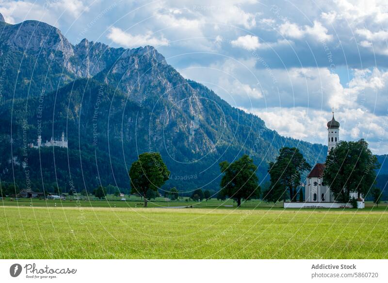 St. Coleman Kirche mit üppiger Alpenkulisse in Füssen, Deutschland heilige coleman kirche Fussen Landschaft Berge u. Gebirge Architektur Feld grün Natur robust