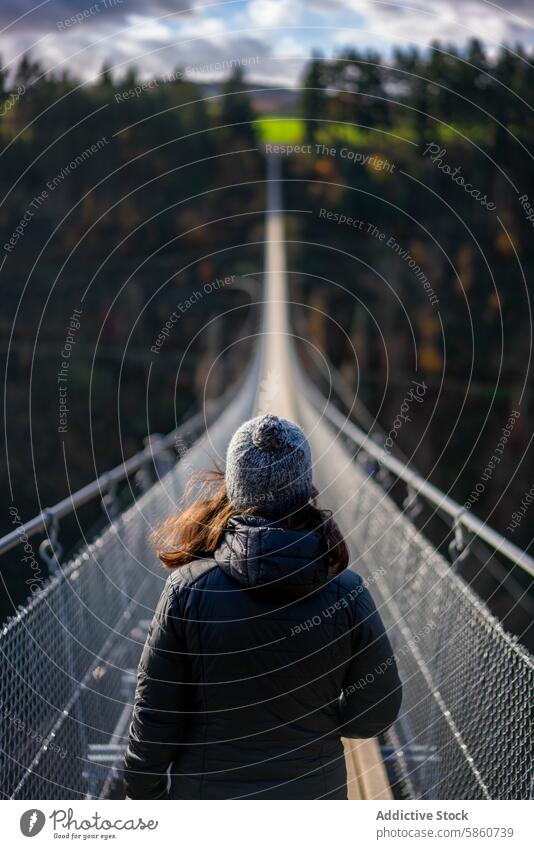 Anonyme Frau beim Überqueren der Hängebrücke Geierlay in Deutschland Brücke geierlay Suspension Herbst Spaziergang Seil Wald malerisch Reise reisen Tourismus