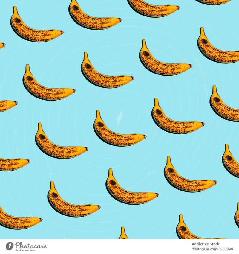 Sich wiederholende reife Banane Muster auf einem hellblauen Hintergrund Frucht Blauer Hintergrund Design schrullig tropisch Wiederholen Sie Textur frisch