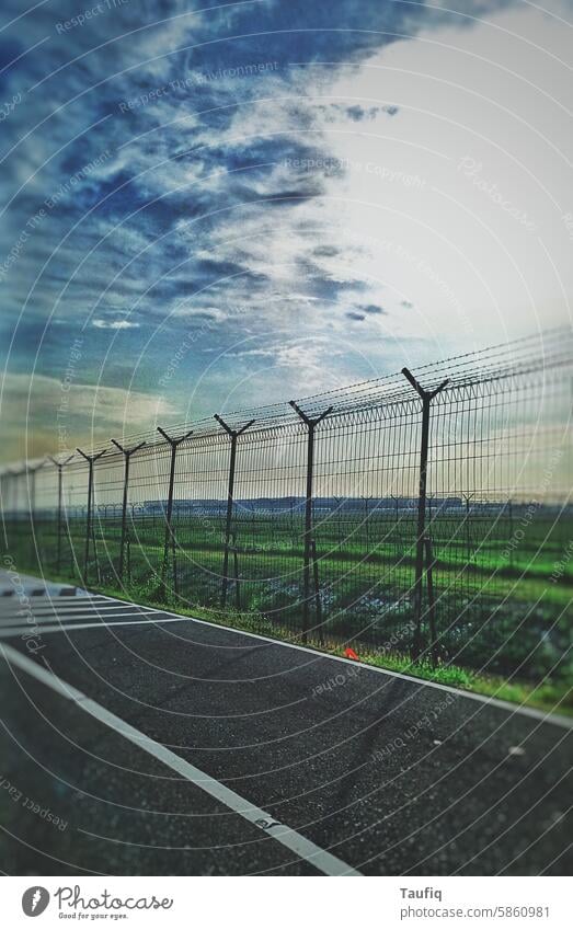 Nimm zwei vom Himmel blau Straße Feld Landschaft Natur Außenaufnahme Wolken Tag Sommer Schönes Wetter