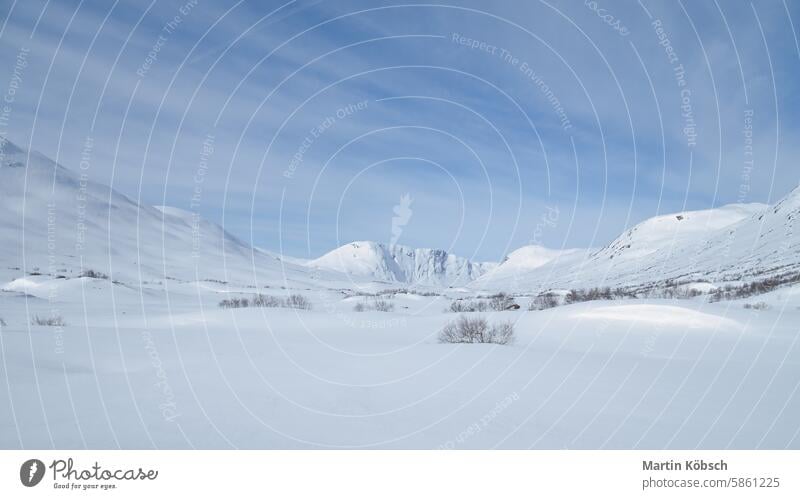 Norwegische Hochgebirge im Schnee. Mit Schnee bedeckte Berge. Skandinavien Winter Winterlandschaft Eis kalt Baum Frost Landschaft weiß Zauberei u. Magie Straße