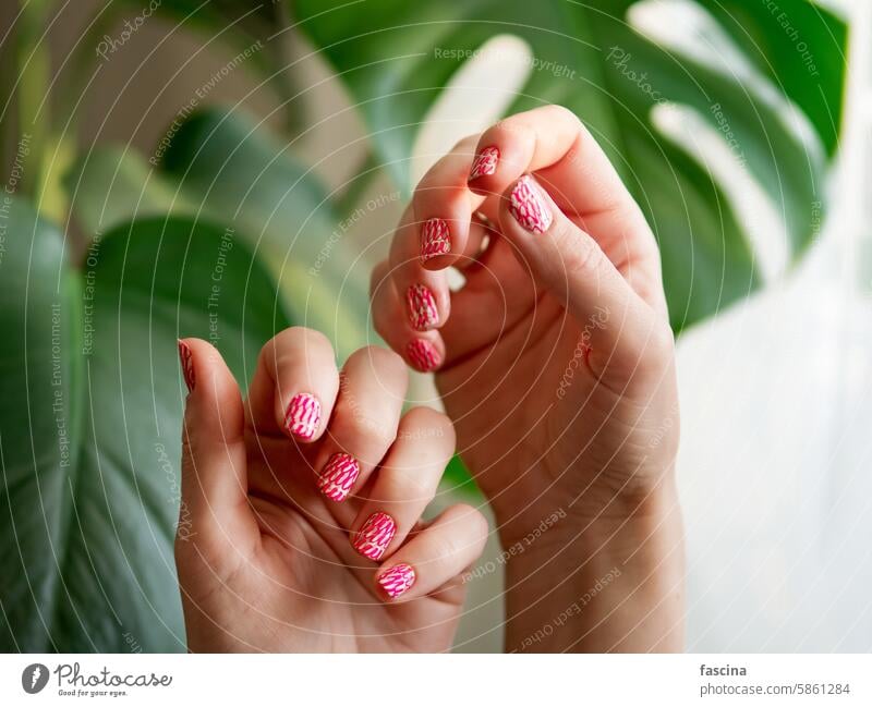 Hände mit rosa Neonprägung Nägel Maniküre nageln Stanzen Schönheit Mode neonfarbig pulsierend kurz Frau Ästhetik Stil Stilrichtung Design Kunst farbenfroh fett