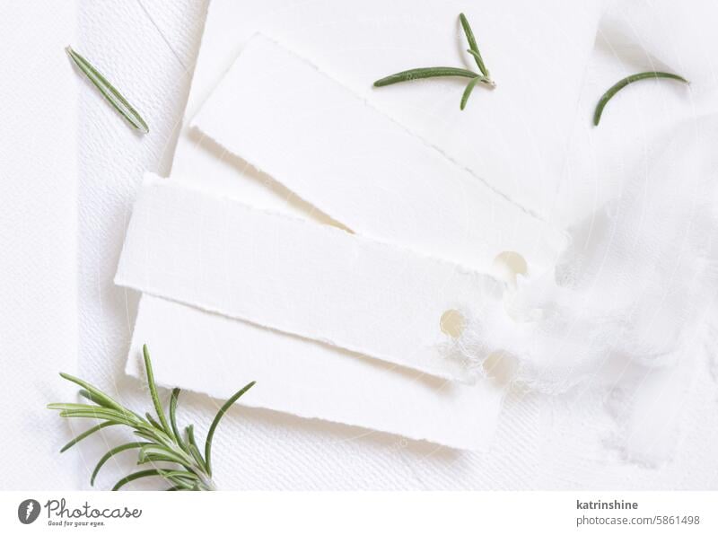 Blanko-Karten in der Nähe von weißen Seidenbändern und Rosmarin Blätter Draufsicht, Hochzeit Mockup Attrappe Postkarte romantisch horizontal Name Tischkarte