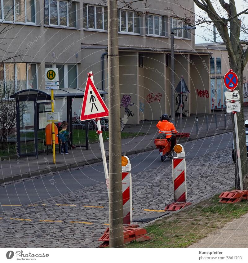 Feierabend! Mit Arbeitsjacke auf dem Motorrad durchs Schilderwirrwarr. bauarbeiten straßenverkehr urban Straße kopfsteinpflaster Bauarbeiter motorrad