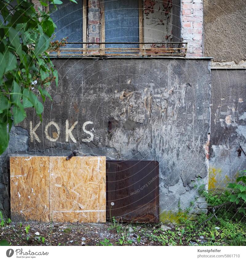 Als noch Kohlen geliefert wurden ... verfallenes Berliner Mietshaus mit Schriftzug "Koks". kohle heizen Wärme wärmequelle Ofen ofenheizung koks Altbau verlassen