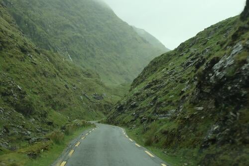 Schmale Straße durch grüne Berghänge - mystisches Irland Berghang irisch Roadtrip Spur eng nah Moos Gras Fels reisen im Freien malerisch Reise Landschaft Natur