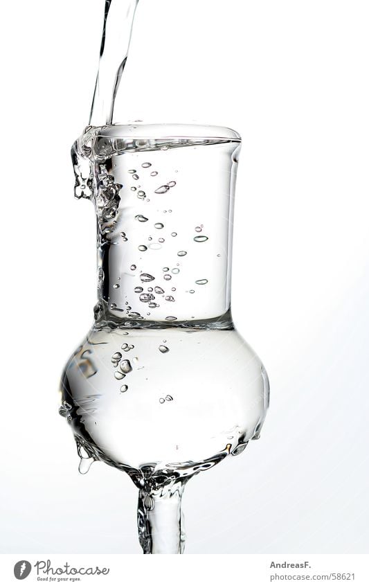 ein Grappa zuviel Likör spritzig Spirituosen Grappaglas füllen nass Überläufer Mineralwasser Wasser Wasserschwall spritzen Sekt Weinglas Alkoholsucht