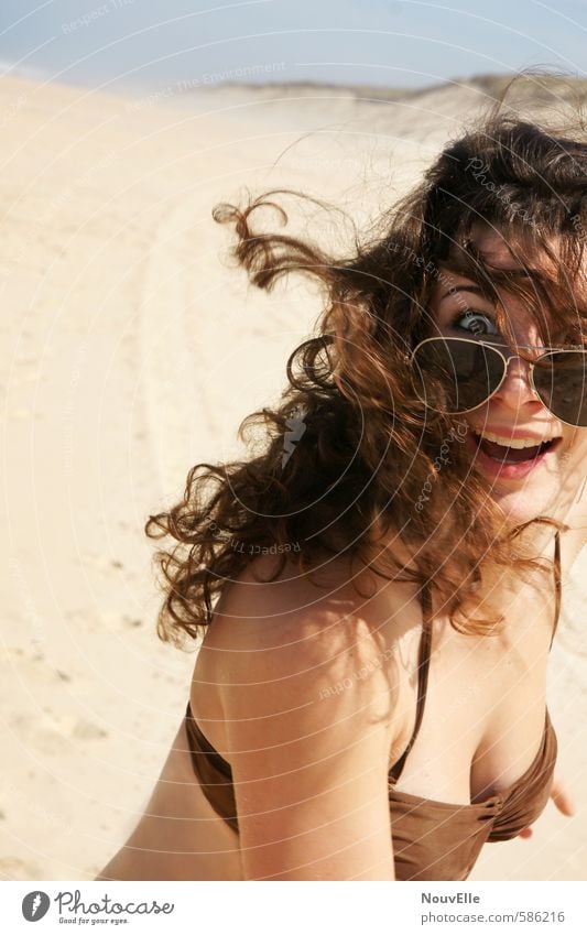 Guck doch mal! Mensch feminin Junge Frau Jugendliche Erwachsene 1 18-30 Jahre Bikini Accessoire Sonnenbrille Haare & Frisuren brünett Locken Gefühle Freude