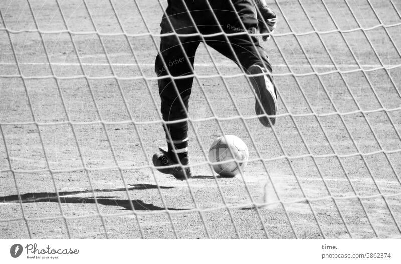 Abschlag Fußball Torwart Netz Fußballtor Fußballplatz Aschenplatz Sand Staub Dynamik Beine Ball Kraft Spiel Sport Einsatz Leidenschaft Bewegung Freizeit & Hobby