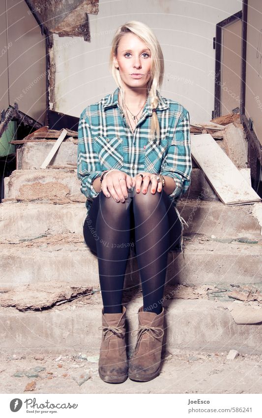 #586241 Abenteuer Hausbau Renovieren Umzug (Wohnungswechsel) einrichten Innenarchitektur Frau Erwachsene Mensch Ruine Treppe Mode Hemd blond langhaarig