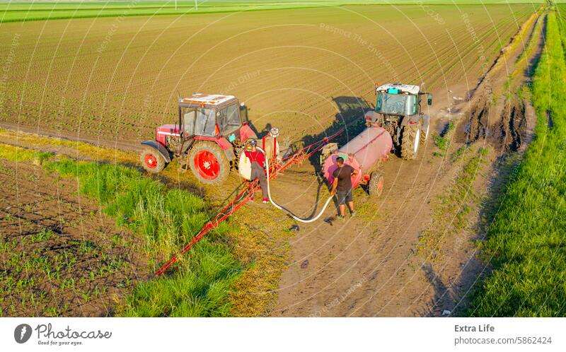 Luftaufnahme eines Traktors mit Sprühgerät zum Nachladen, Wasser, Herbizid und Pestizid oben Antenne landwirtschaftlich Ackerbau biochemisch Biogefährdung