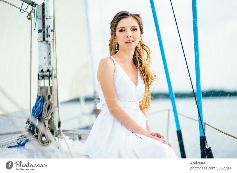 junges Mädchen an Deck einer Holzsegeljacht weiß Segeln Jacht Tag Sommer Spaziergang schwimmen Fluss MEER Wasser Kleid Zusammensein Schiffsdeck Wellen Wind blau