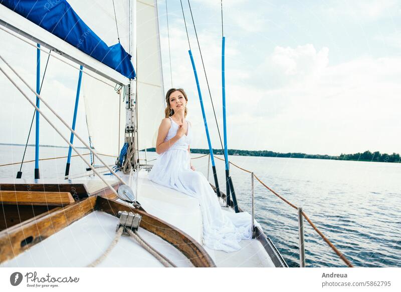 junges Mädchen an Deck einer Holzsegeljacht weiß Segeln Jacht Tag Sommer Spaziergang schwimmen Fluss MEER Wasser Kleid Zusammensein Schiffsdeck Wellen Wind blau