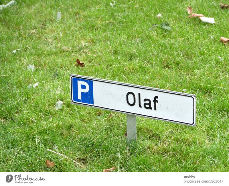 Parken im Grünen für Olaf Parkplatz Schilder & Markierungen parken Vorname Hinweisschild Parkschild reserviert reservierter Parkplatz Parkplatzschild freihalten