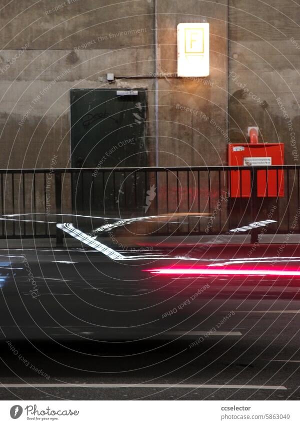 Verwischte Silhouette eines vorbei fahrenden Autos in einer Unterführung Autofahren Verkehr Straßenverkehr Farbfoto Menschenleer Verkehrswege PKW
