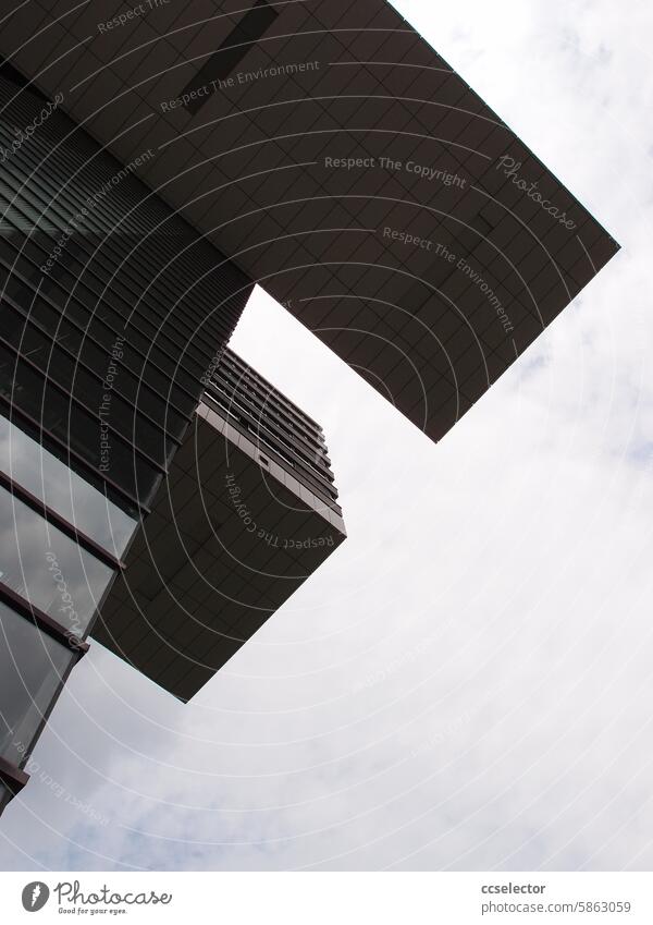 Auskragende Geschosse eines modernen Wohnhochhauses am Rhein Architektur Hochhaus Köln Rheinufer Großstadt Nordrhein-Westfalen Ufer Deutschland Himmel