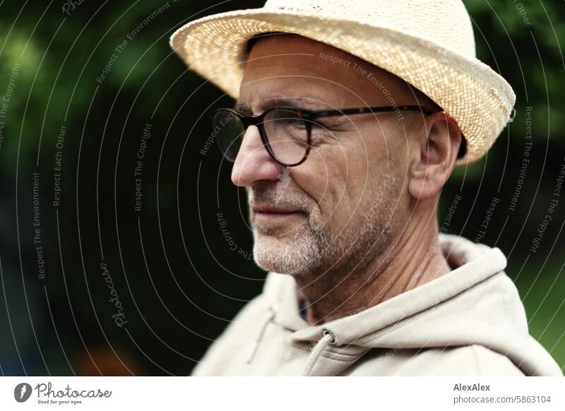 [HH Schregatour24] Ein Mann mit Drei-Tage-Bart und Sonnenhut schaut zur Seite an der Kamera vorbei Garten Freude Natur Glück Sommer Lifestyle im Freien Spaß