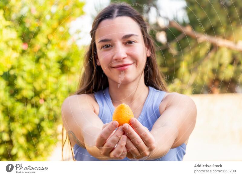 Frau hält stolz frisch gepflücktes Obst im Garten Frucht Kommissionierung im Freien Gartenbau Gartenarbeit Porträt Pflege Natur Aktivität Sommer Gesundheit